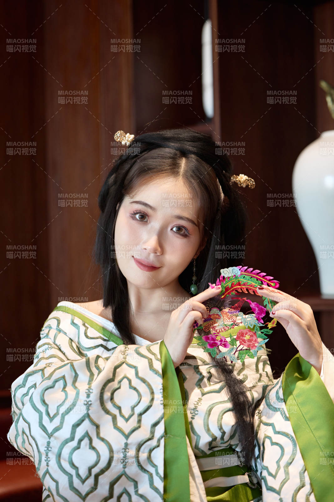 身穿汉服战国袍的亚洲美女与蔚县剪纸图片