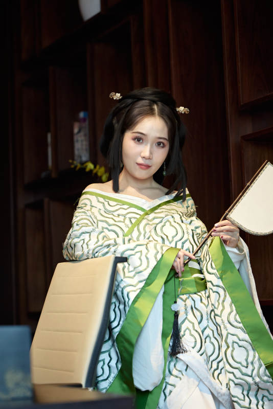 身穿汉服战国袍的亚洲美女与蔚县剪纸图片