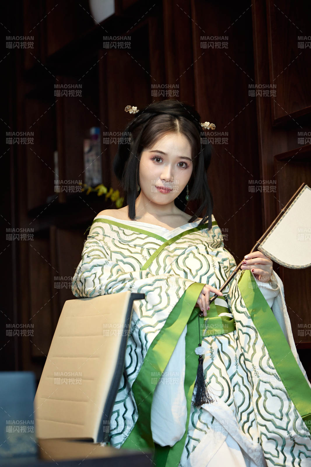 身穿汉服战国袍的亚洲美女与蔚县剪纸图片