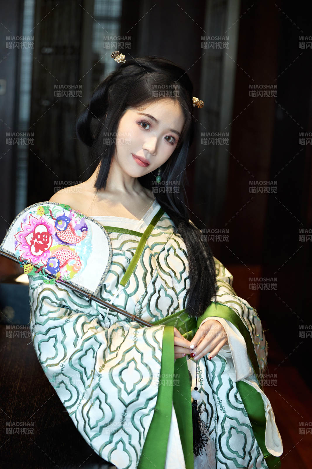 身穿汉服战国袍的亚洲美女与蔚县剪纸图片