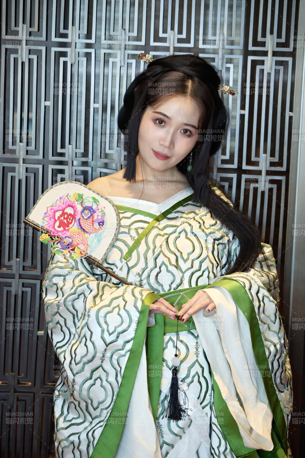 身穿汉服战国袍的亚洲美女与蔚县剪纸图片