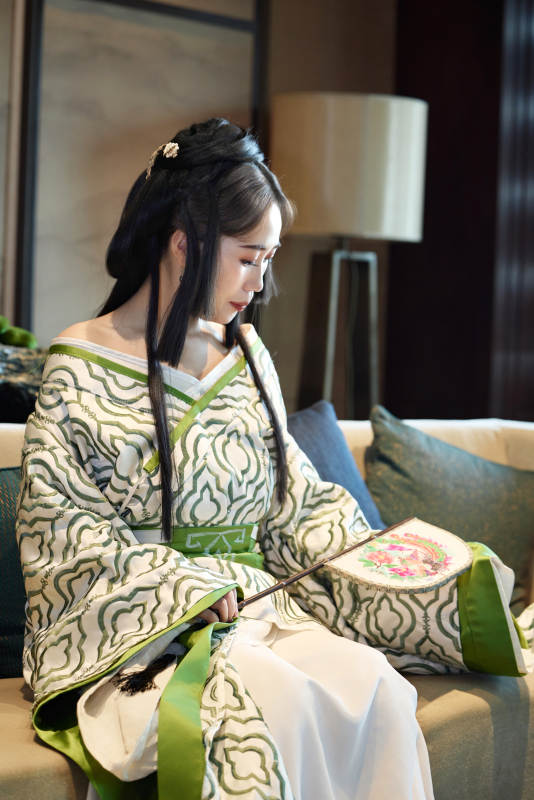 身穿汉服战国袍的亚洲美女与蔚县剪纸图片