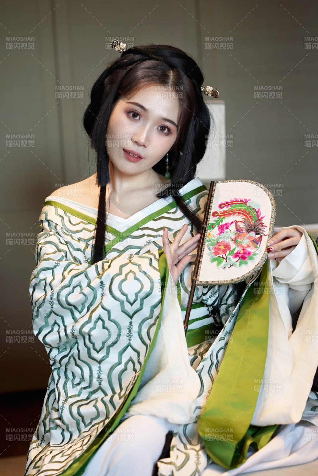 身穿汉服战国袍的亚洲美女与蔚县剪纸图片