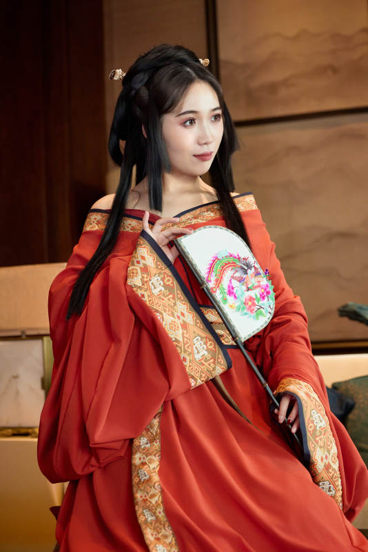 身穿汉服战国袍的亚洲美女与蔚县剪纸图片