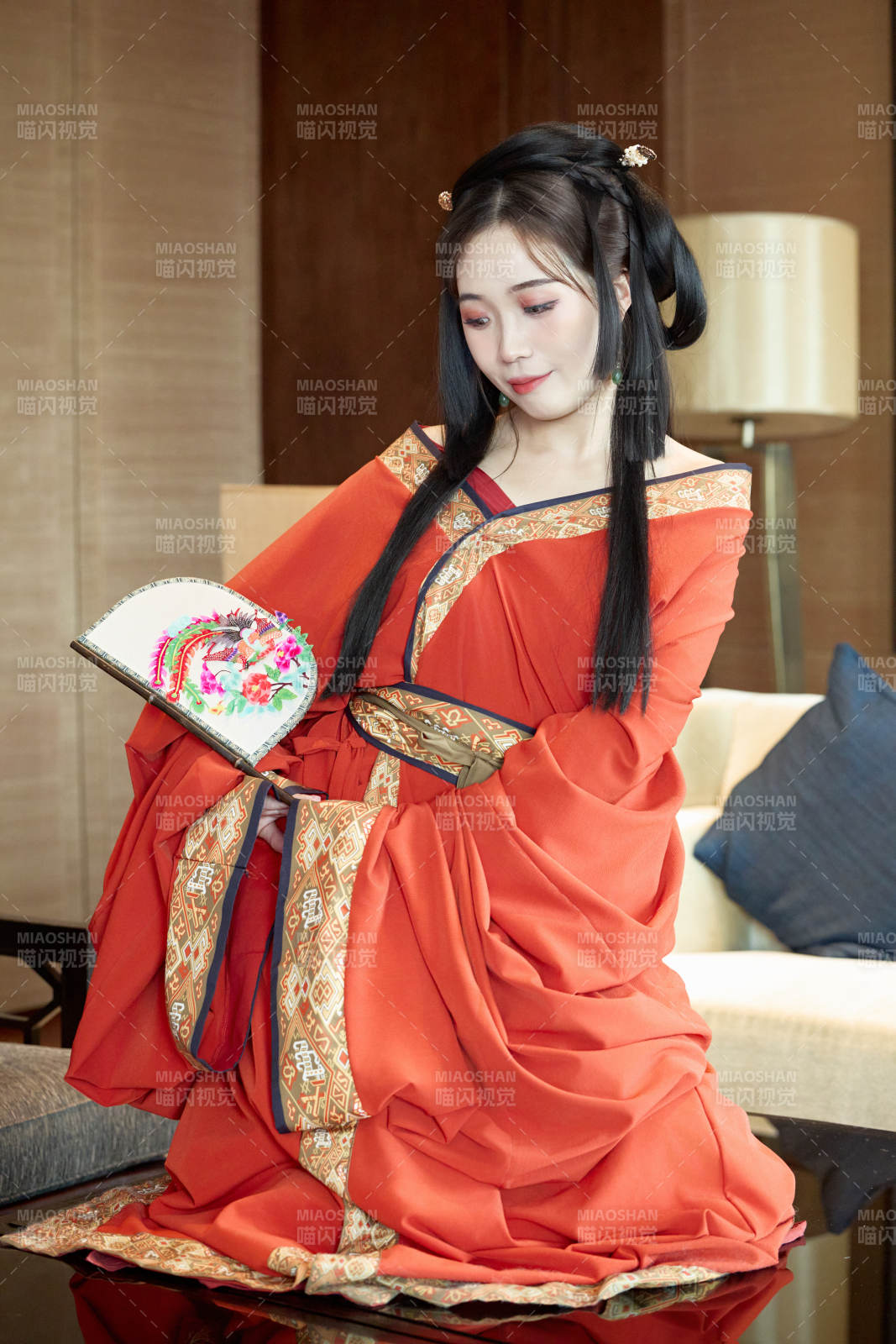 身穿汉服战国袍的亚洲美女与蔚县剪纸图片