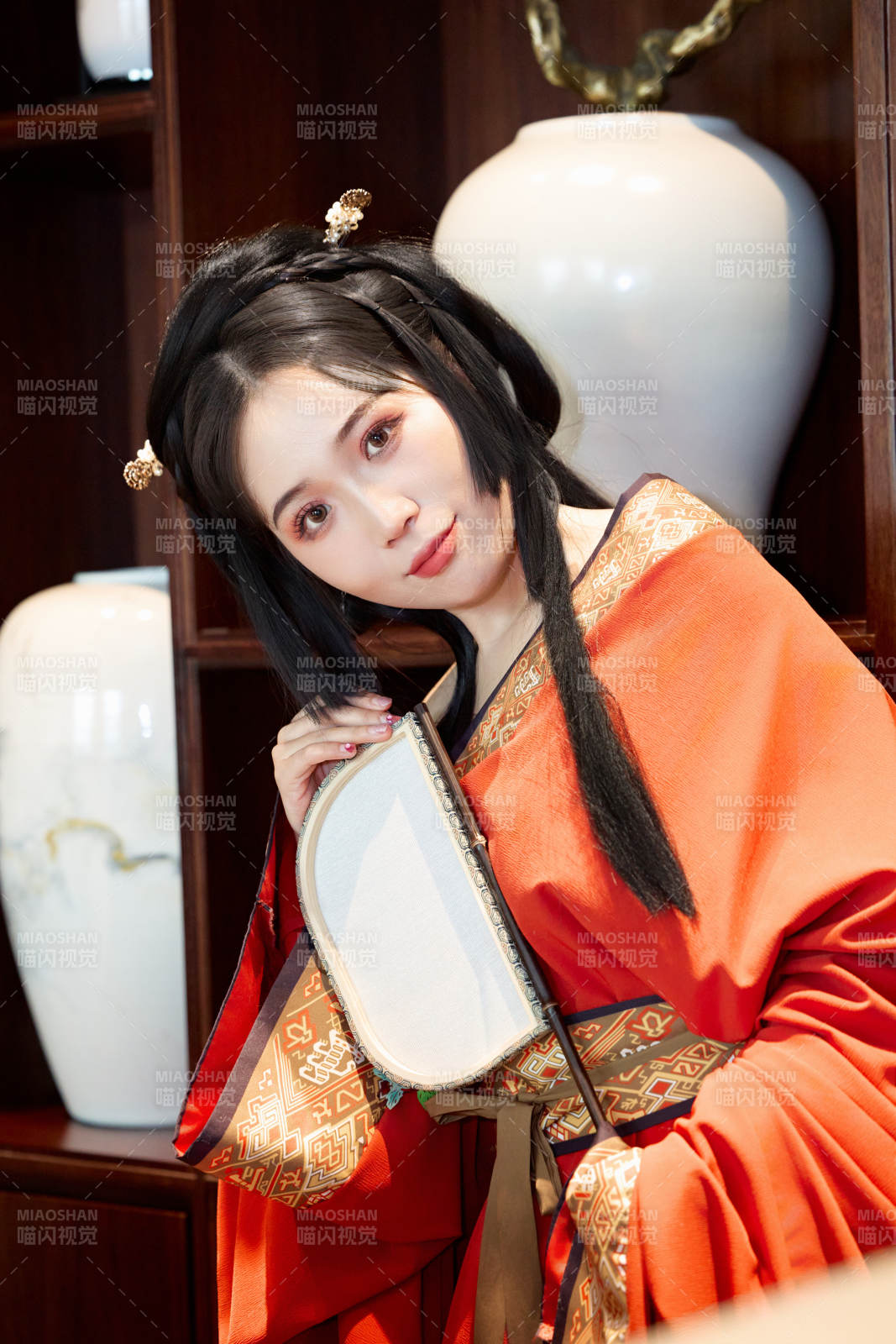 身穿汉服战国袍的亚洲美女与蔚县剪纸图片