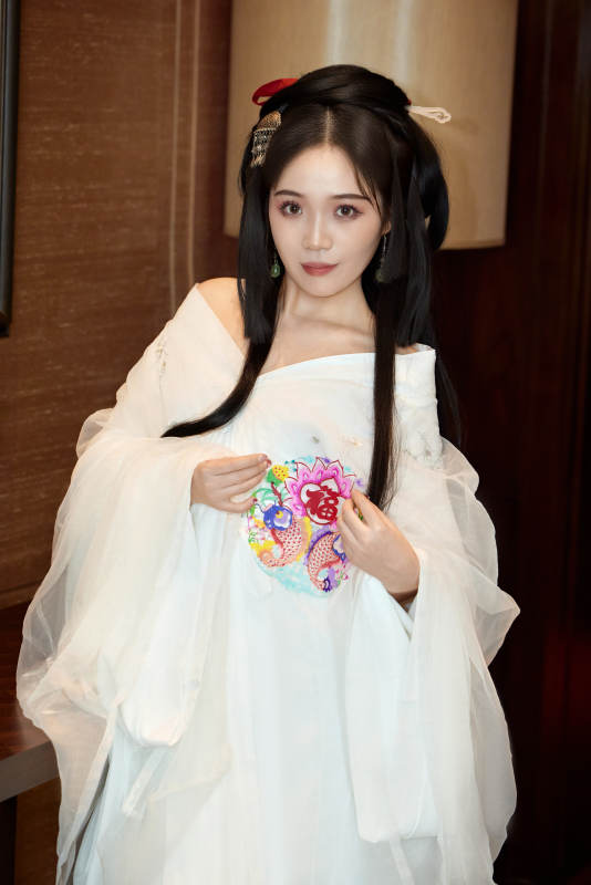 身穿汉服战国袍的亚洲美女与蔚县剪纸图片