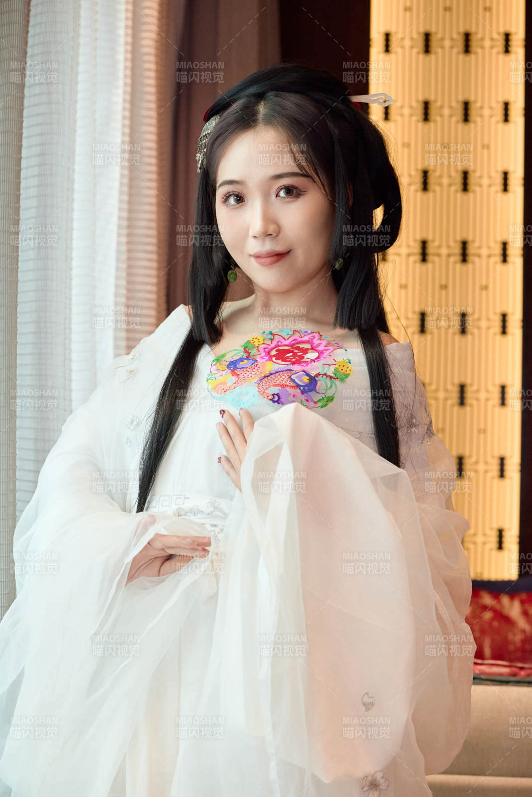 身穿汉服战国袍的亚洲美女与蔚县剪纸图片