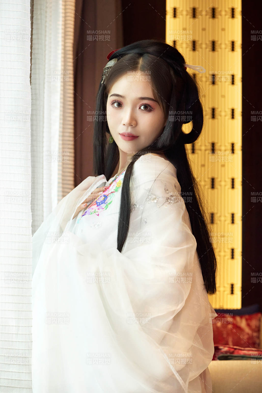 身穿汉服战国袍的亚洲美女与蔚县剪纸图片