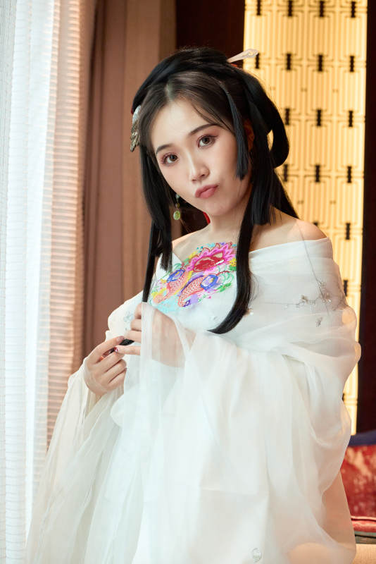 身穿汉服战国袍的亚洲美女与蔚县剪纸图片