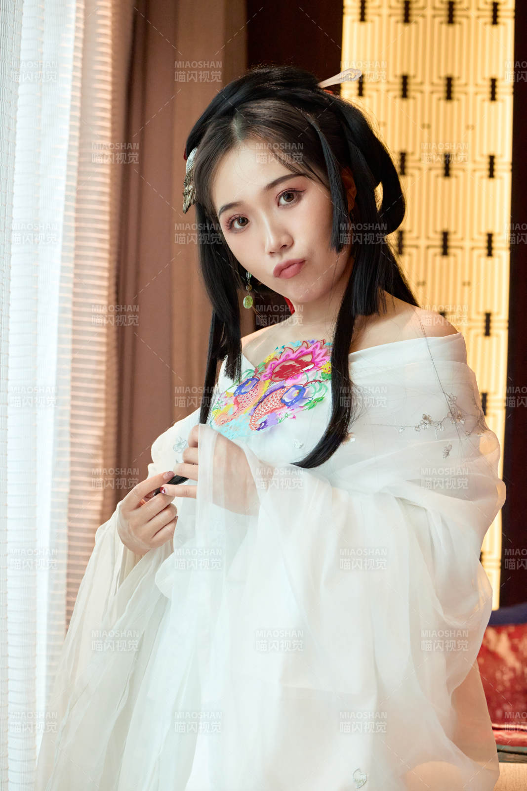 身穿汉服战国袍的亚洲美女与蔚县剪纸图片