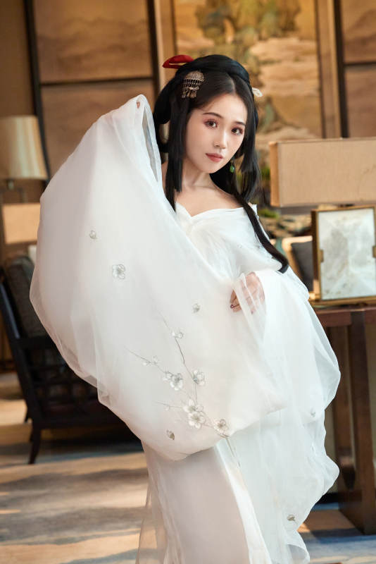 身穿汉服战国袍的亚洲美女与蔚县剪纸图片