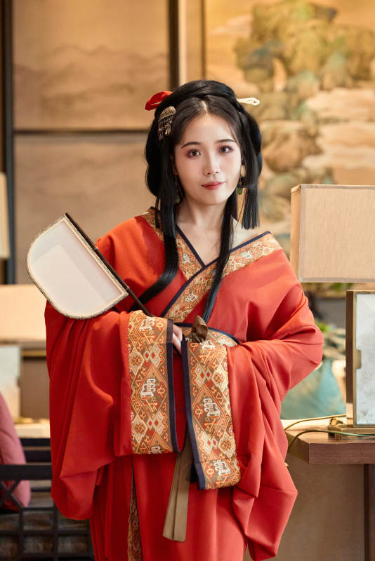 身穿汉服战国袍的亚洲美女与蔚县剪纸图片