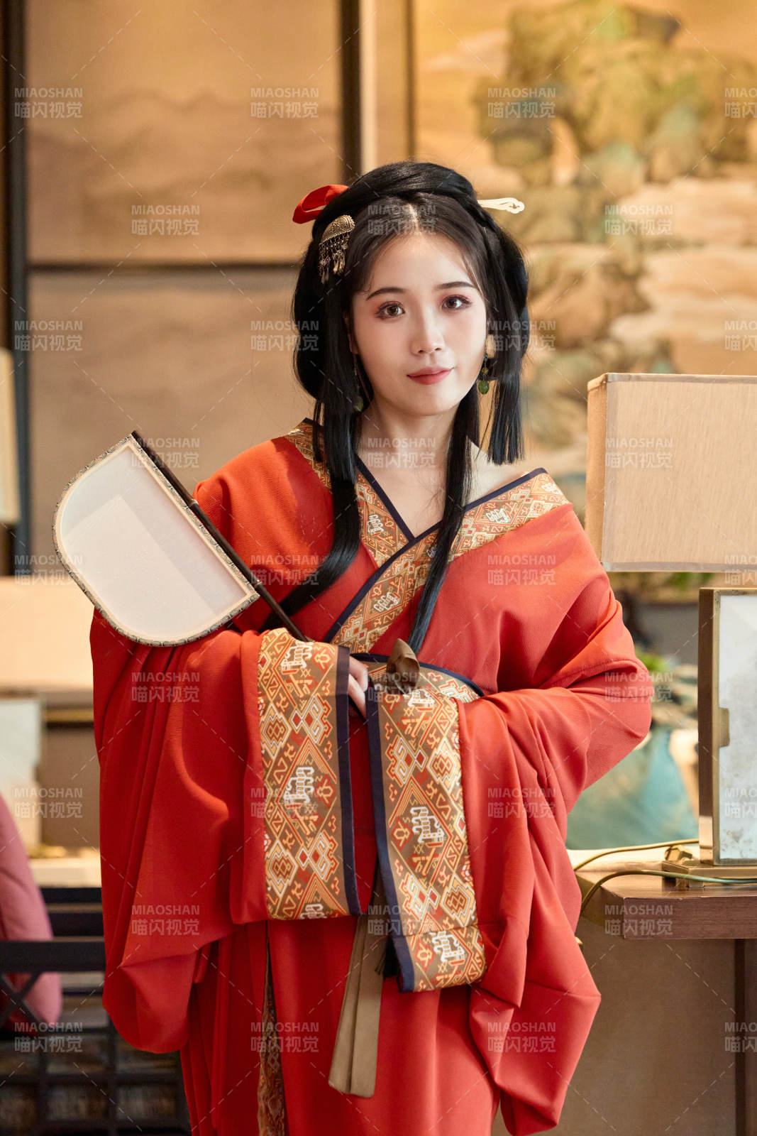 身穿汉服战国袍的亚洲美女与蔚县剪纸图片