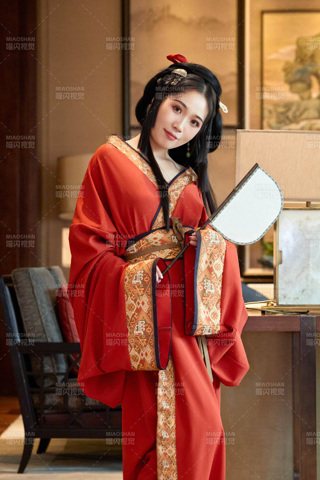 身穿汉服战国袍的亚洲美女与蔚县剪纸图片