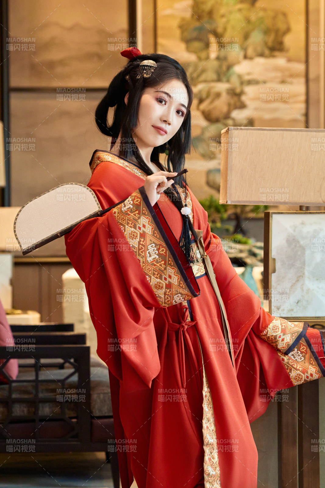 身穿汉服战国袍的亚洲美女与蔚县剪纸图片