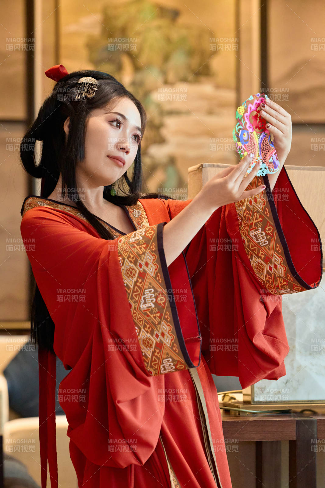 身穿汉服战国袍的亚洲美女与蔚县剪纸图片