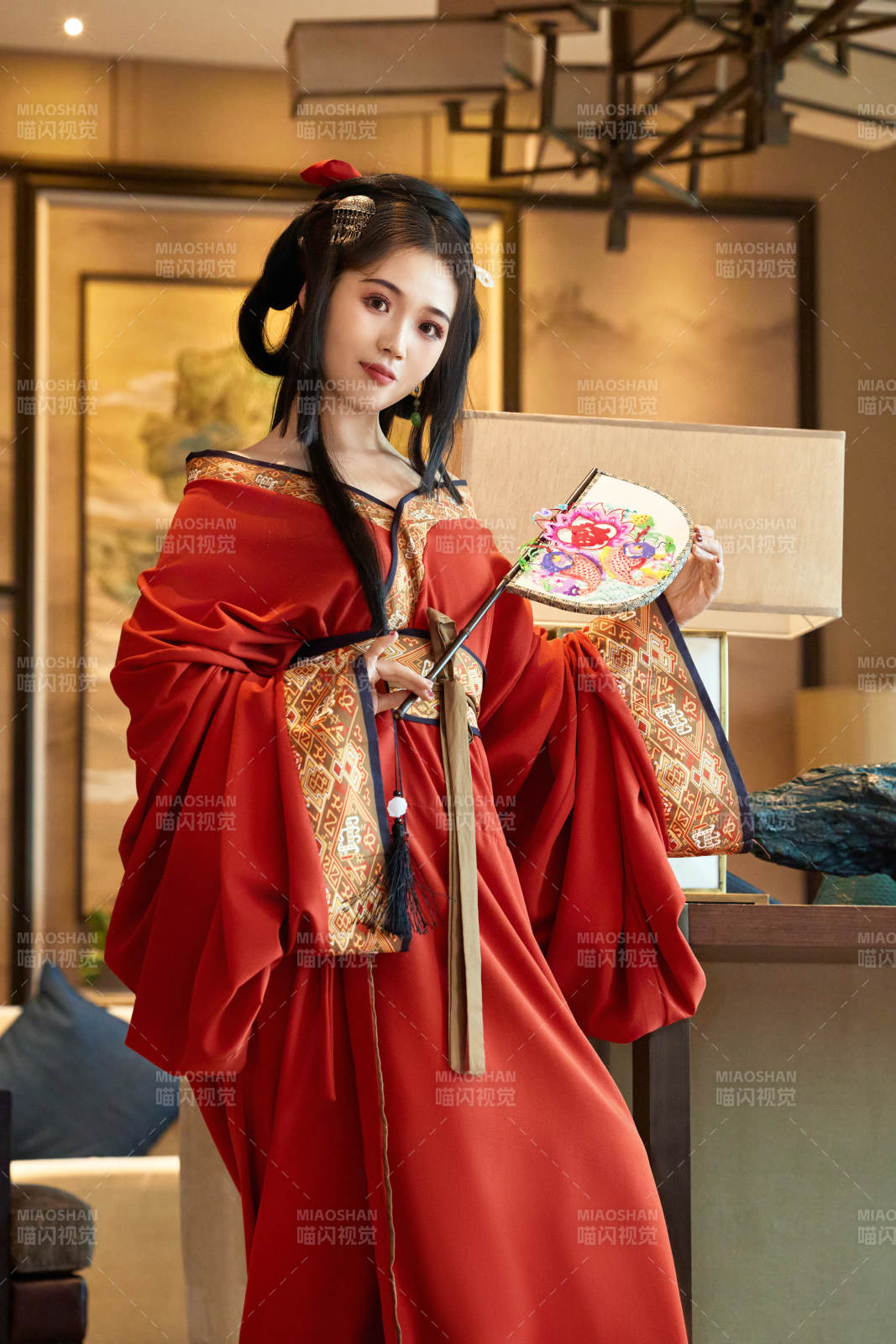 身穿汉服战国袍的亚洲美女与蔚县剪纸图片