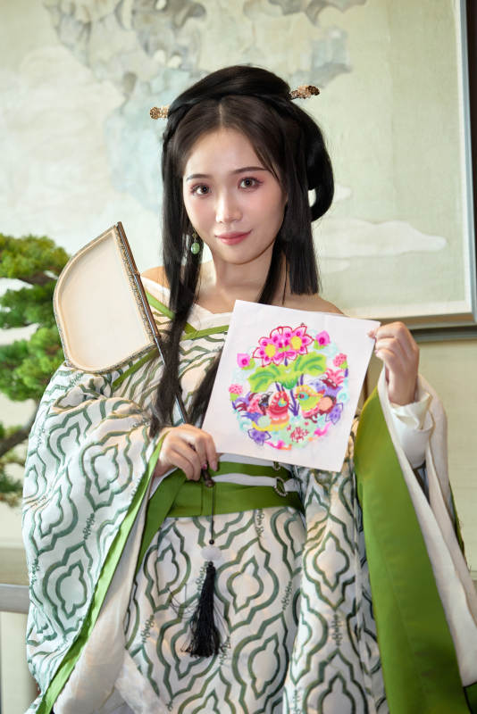 身穿汉服战国袍的亚洲美女与蔚县剪纸图片