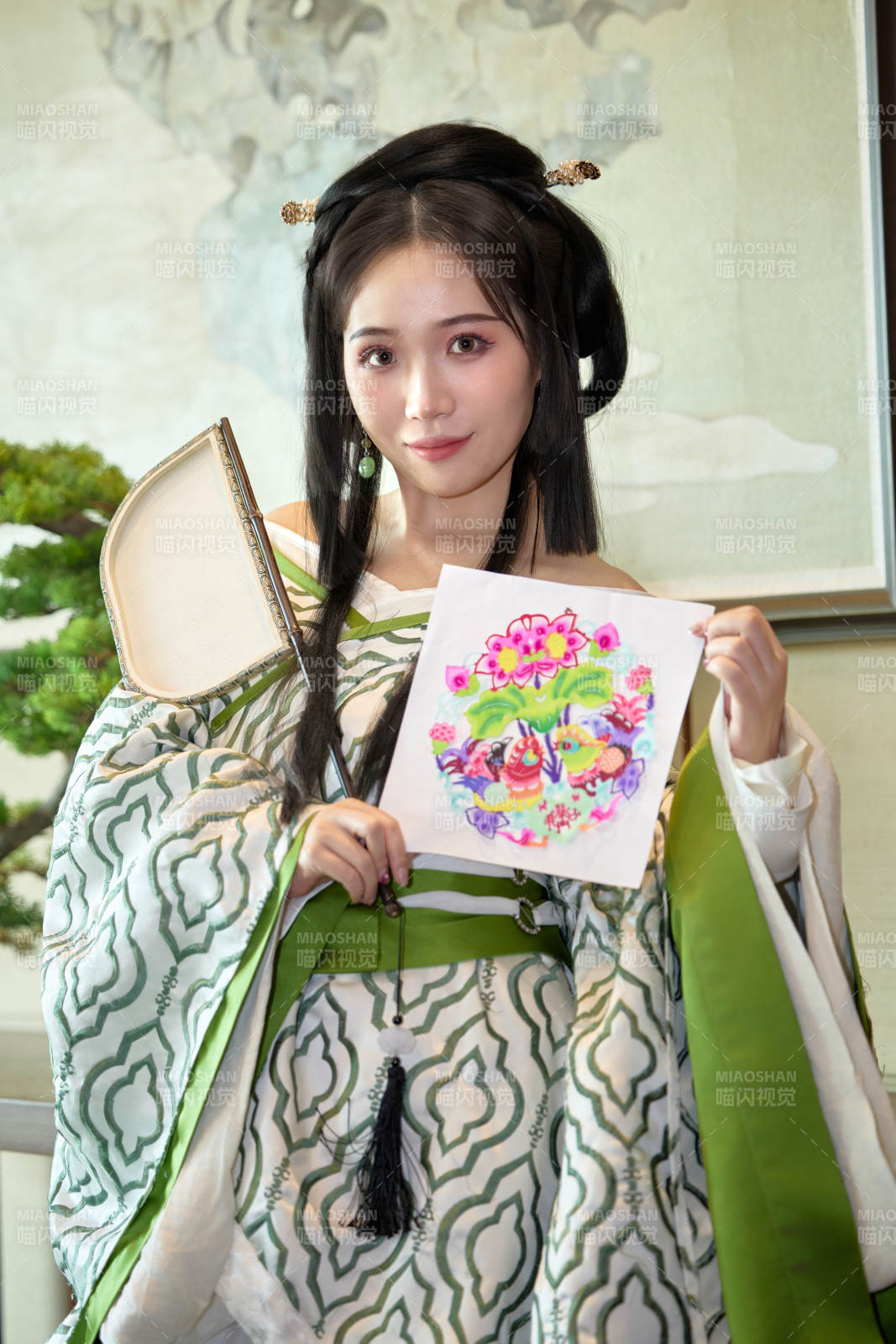 身穿汉服战国袍的亚洲美女与蔚县剪纸图片