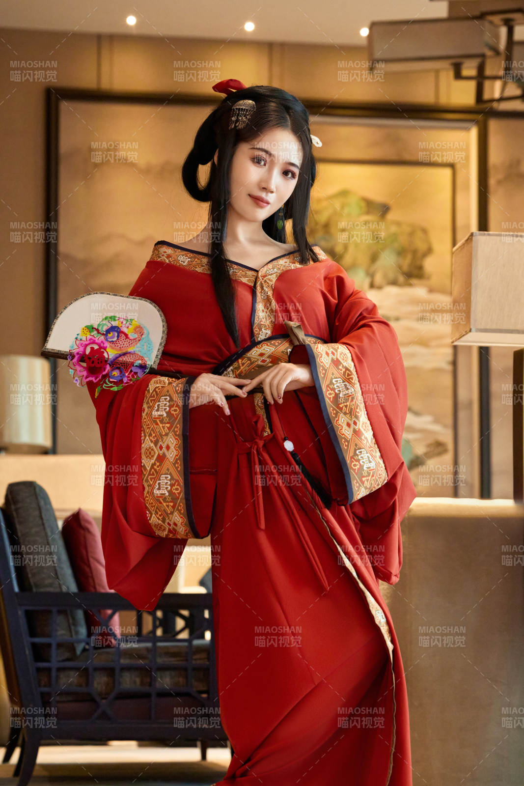 身穿汉服战国袍的亚洲美女与蔚县剪纸图片