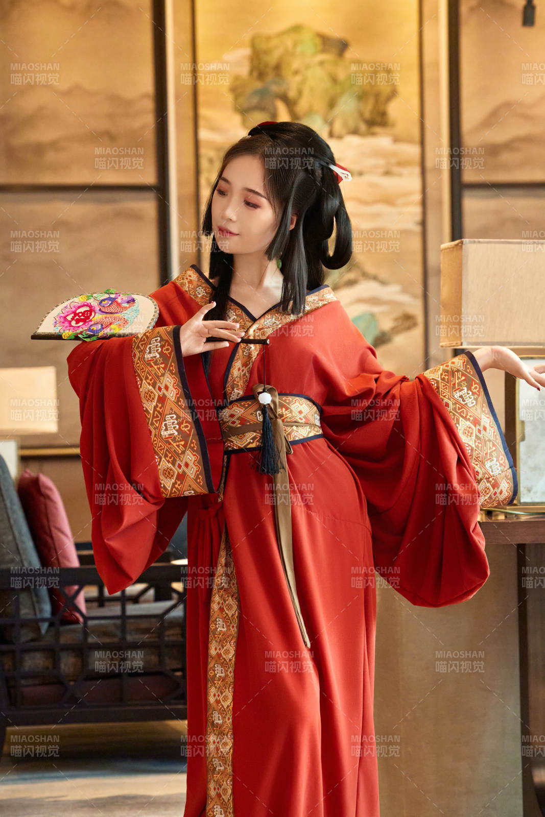 身穿汉服战国袍的亚洲美女与蔚县剪纸图片