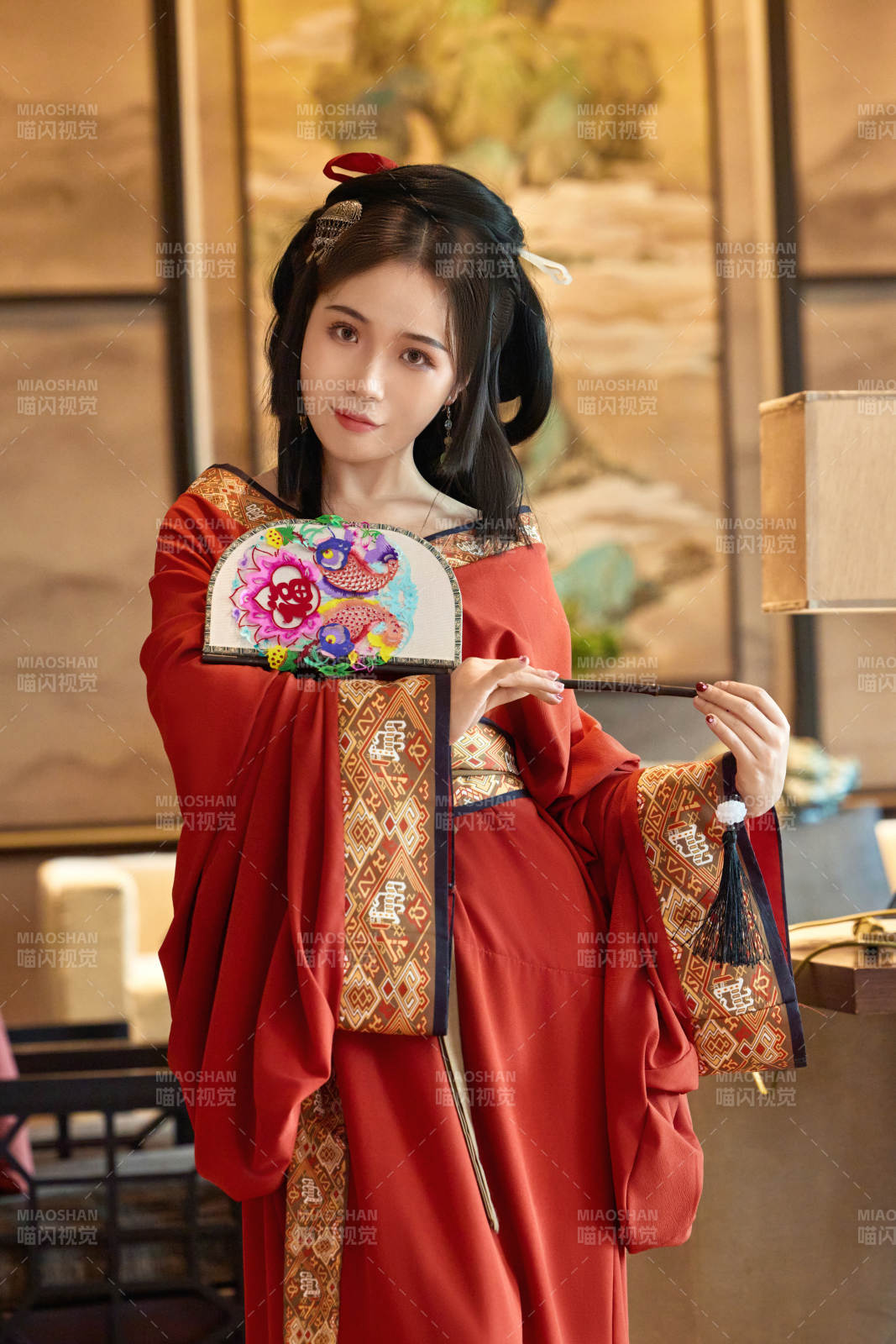 身穿汉服战国袍的亚洲美女与蔚县剪纸图片