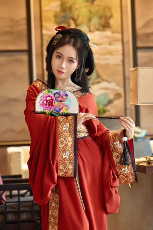 身穿汉服战国袍的亚洲美女与蔚县剪纸图片