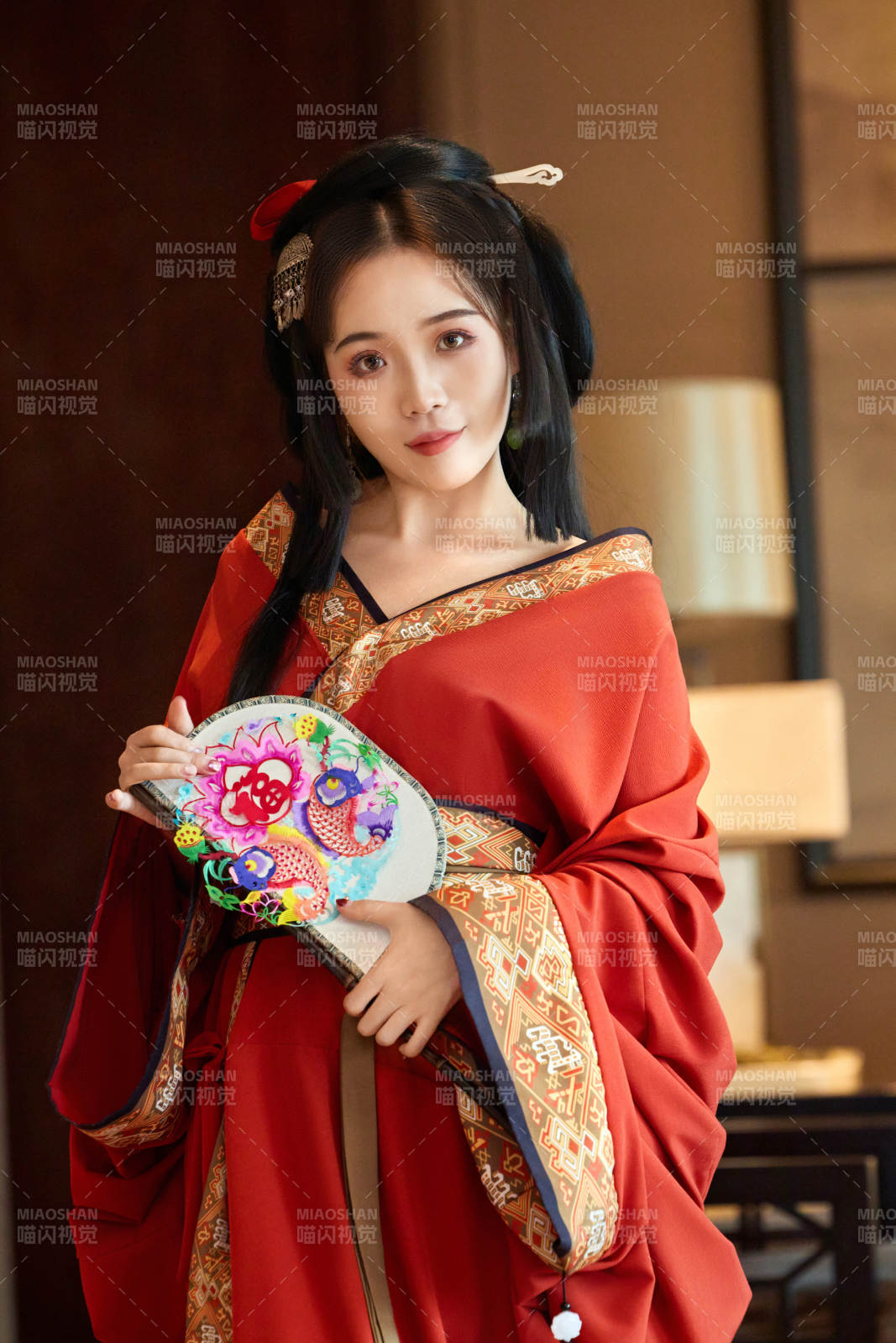 身穿汉服战国袍的亚洲美女与蔚县剪纸图片