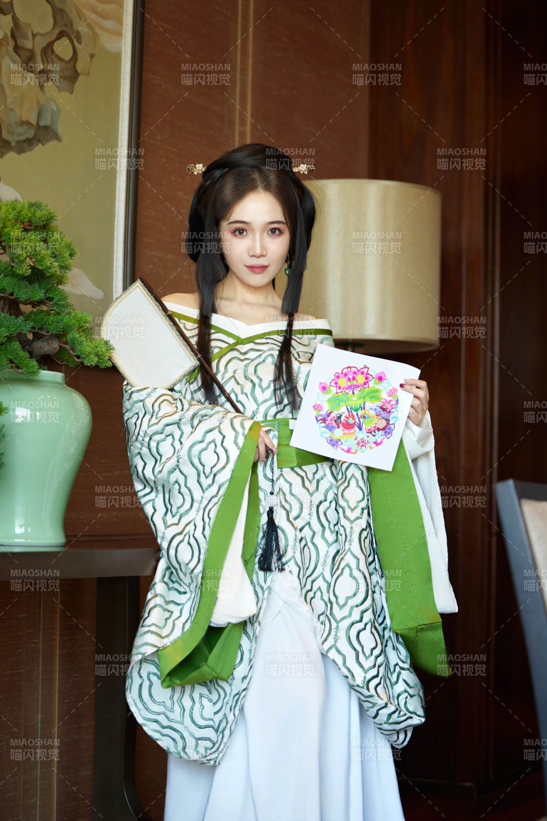 身穿汉服战国袍的亚洲美女与蔚县剪纸图片