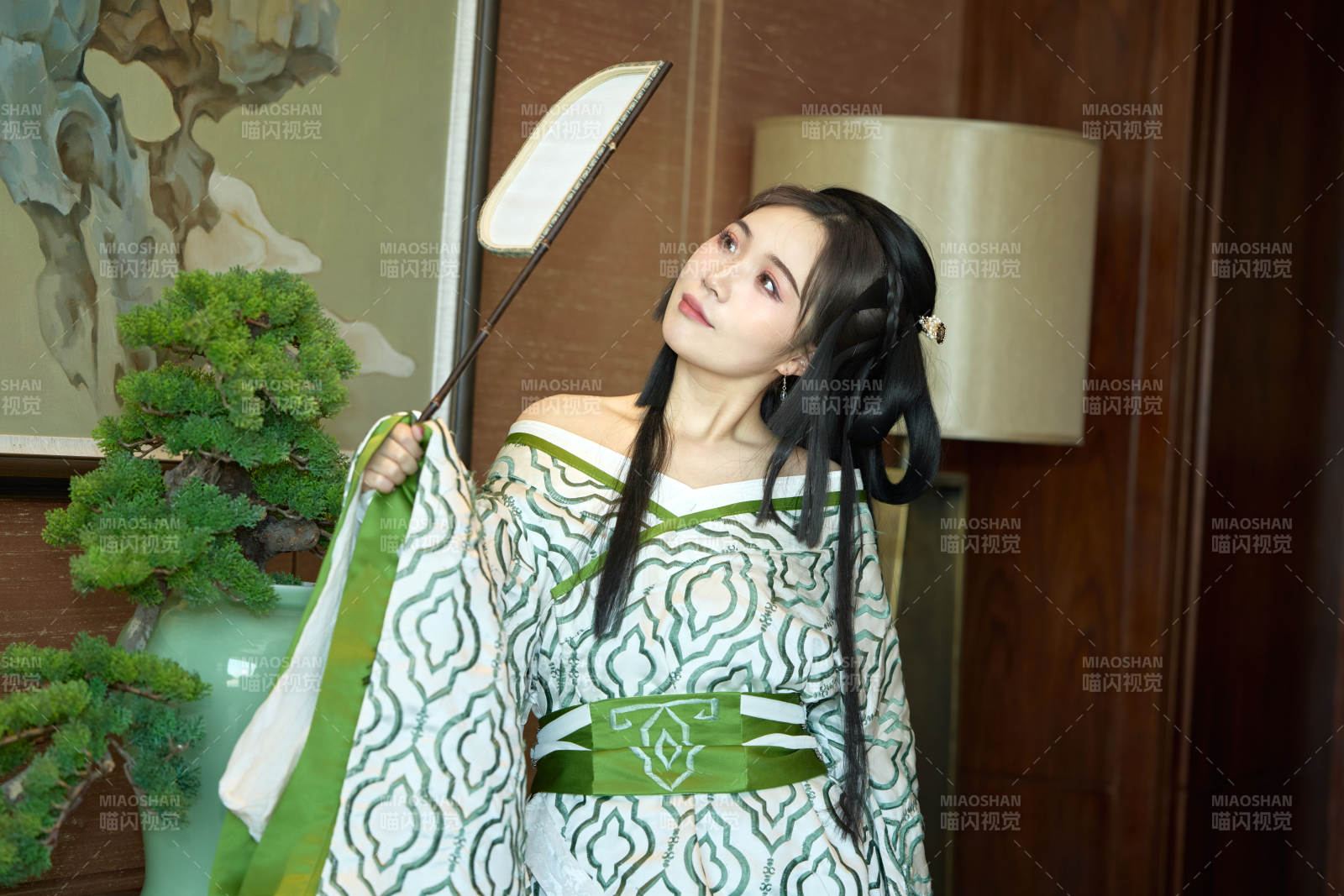 身穿汉服战国袍的亚洲美女与蔚县剪纸图片