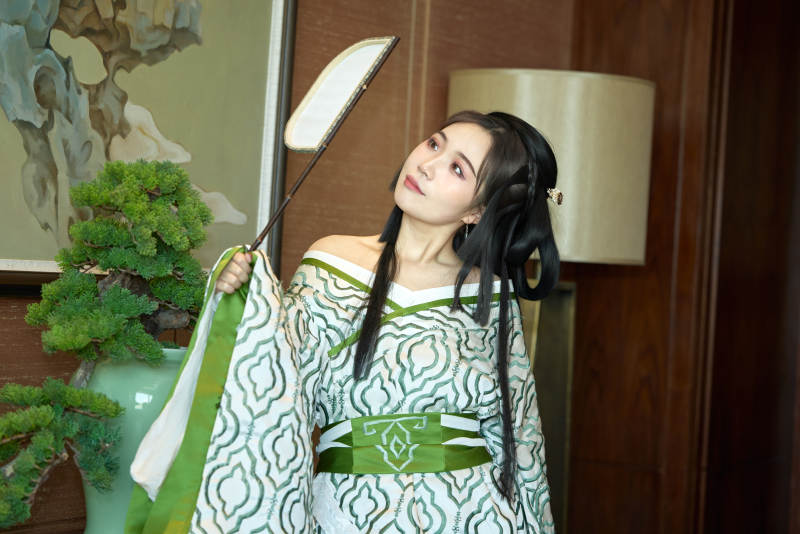 身穿汉服战国袍的亚洲美女与蔚县剪纸图片