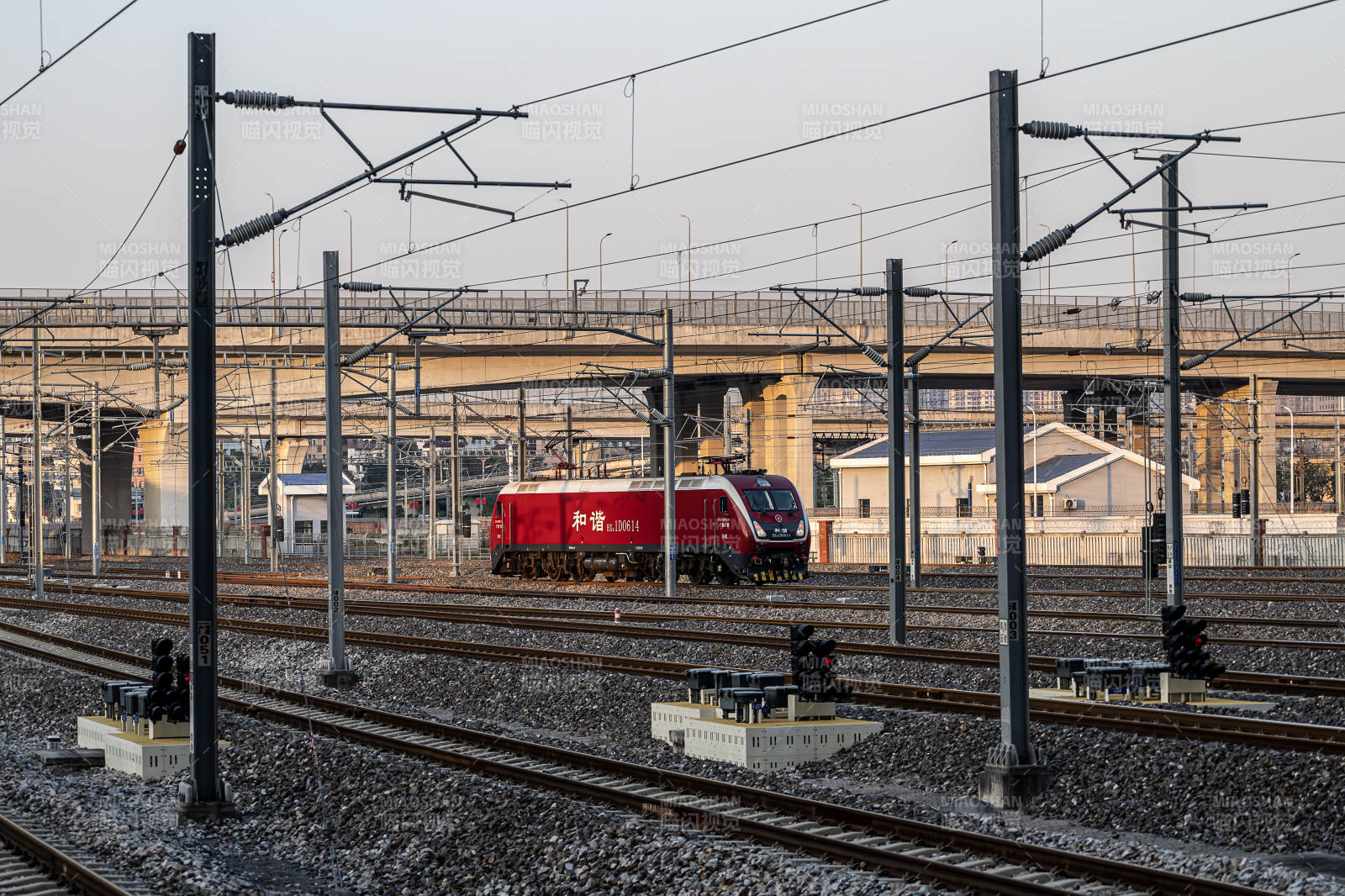 红色火车驶过铁轨图片