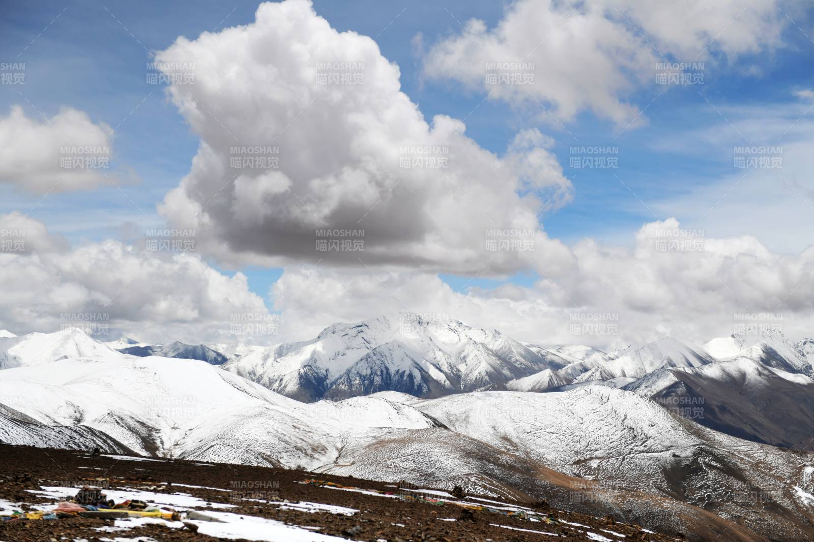 西藏 雪山云海壮丽景色图片