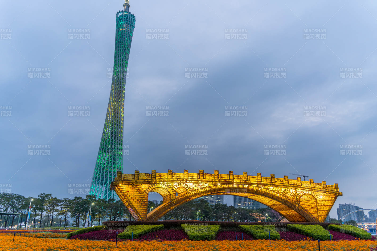 广州海心沙公园与广州塔广州塔夜景璀璨图片