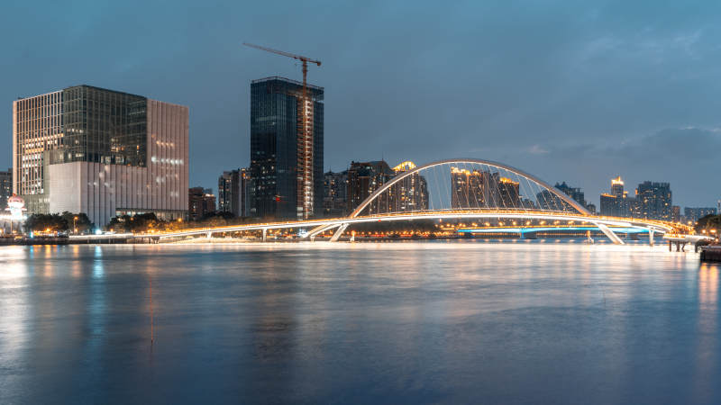 广州海心桥黄昏夜景与珠江江面城市夜景桥影图片