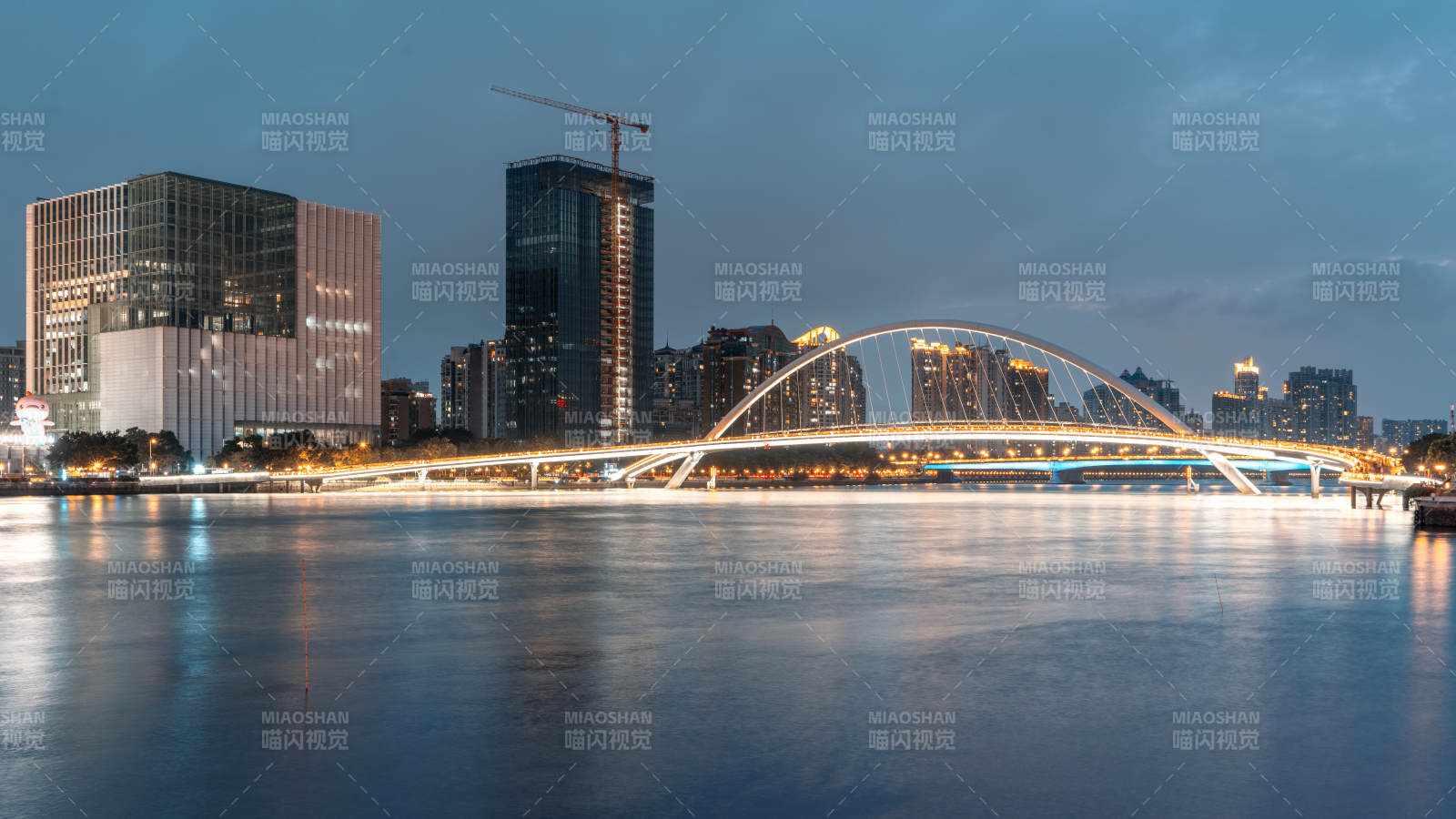 广州海心桥黄昏夜景与珠江江面城市夜景桥影图片