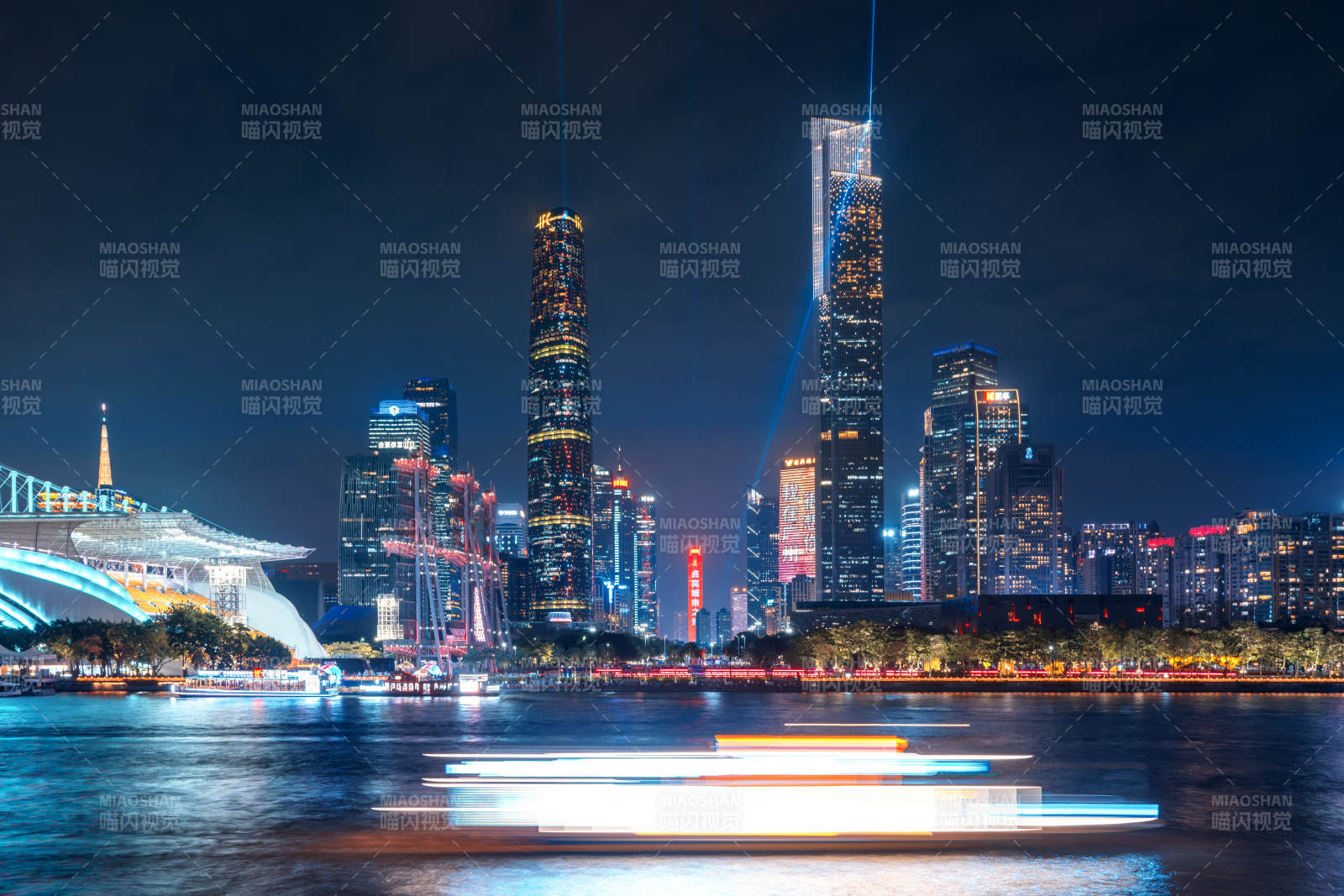 广州珠江新城建筑群夜景与夜幕下的城市灯火图片