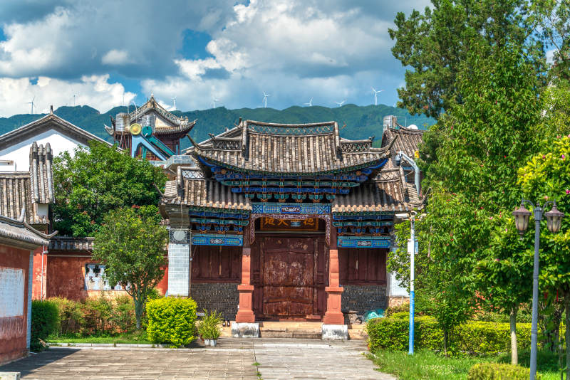 云南大理巍山古城文庙内的古建筑前绿树成荫图片