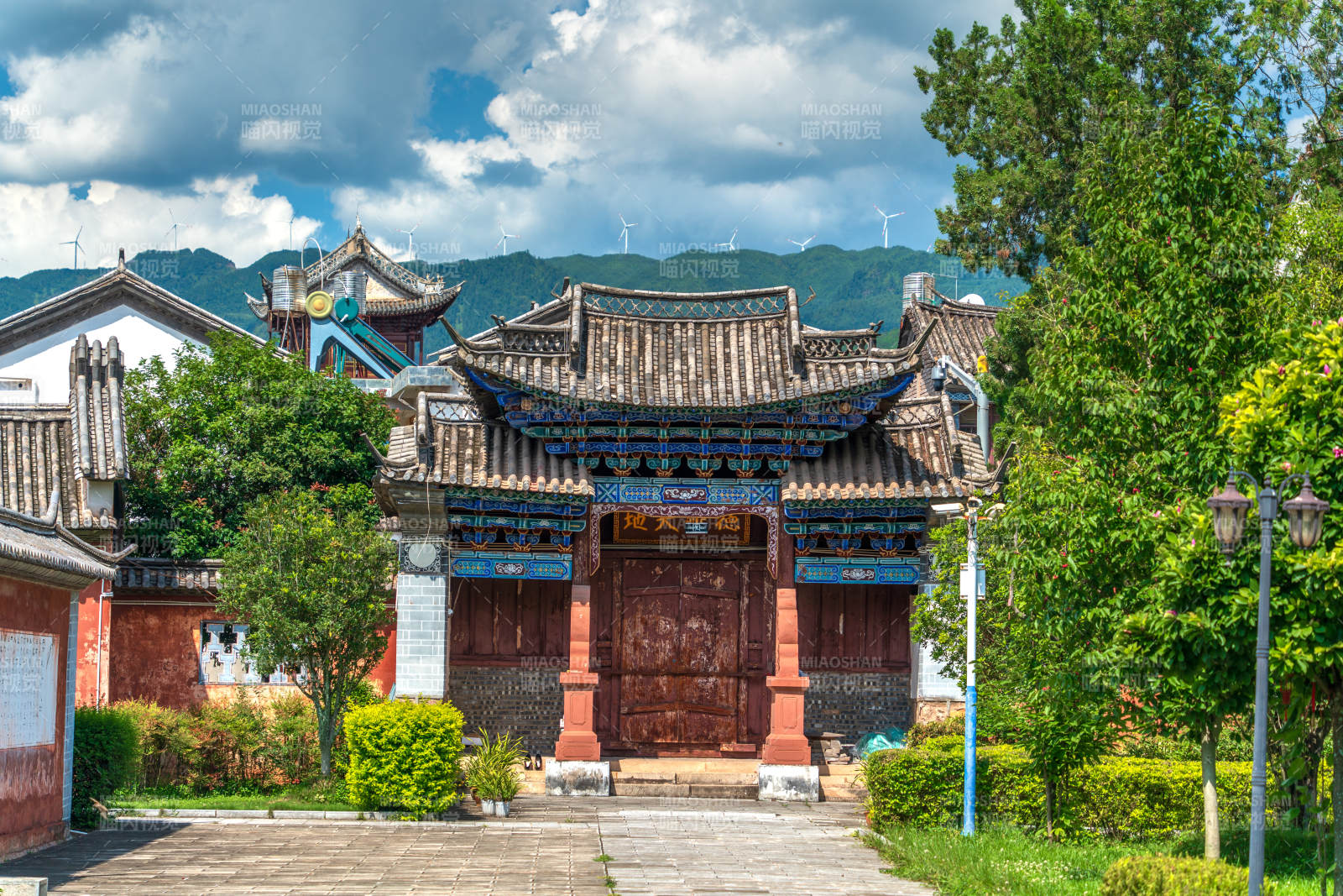 云南大理巍山古城文庙内的古建筑前绿树成荫图片