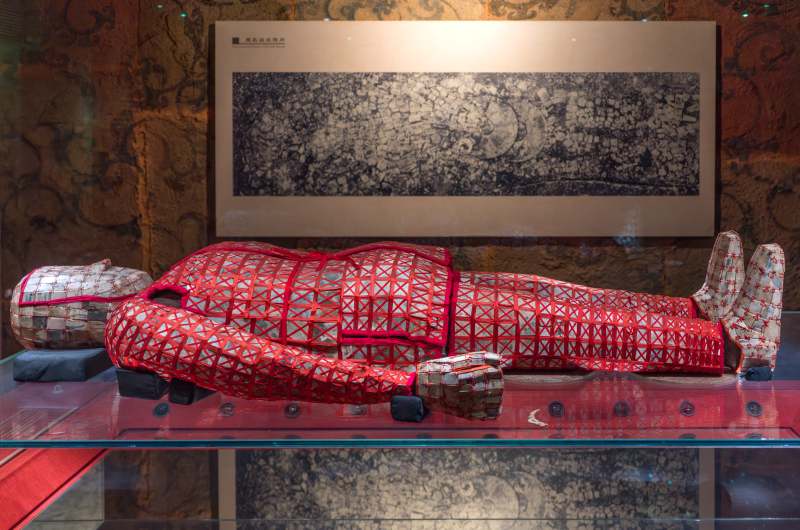 中国广东广州西汉南越王博物馆丝缕玉衣图片