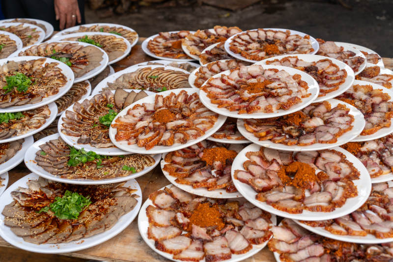 云南大理巍山彝族流水席婚宴上美味熟食盛宴图片