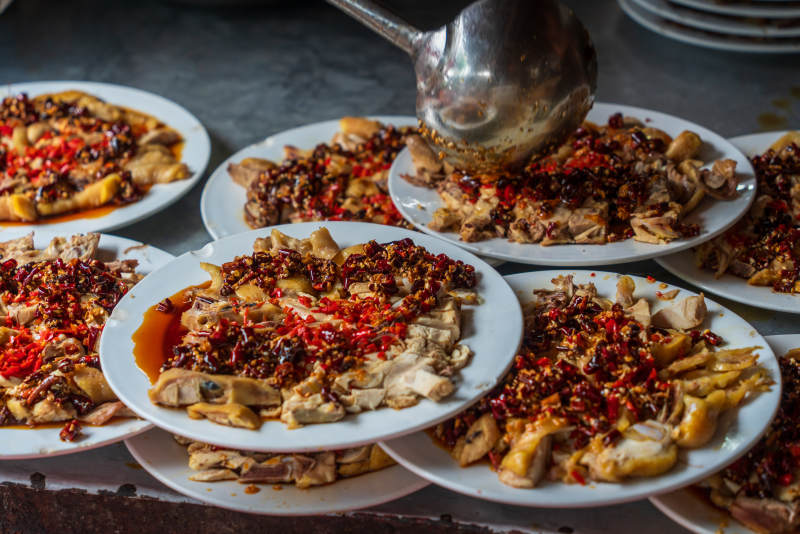 云南大理巍山流水席美食口水鸡辣味鸡块盛宴图片