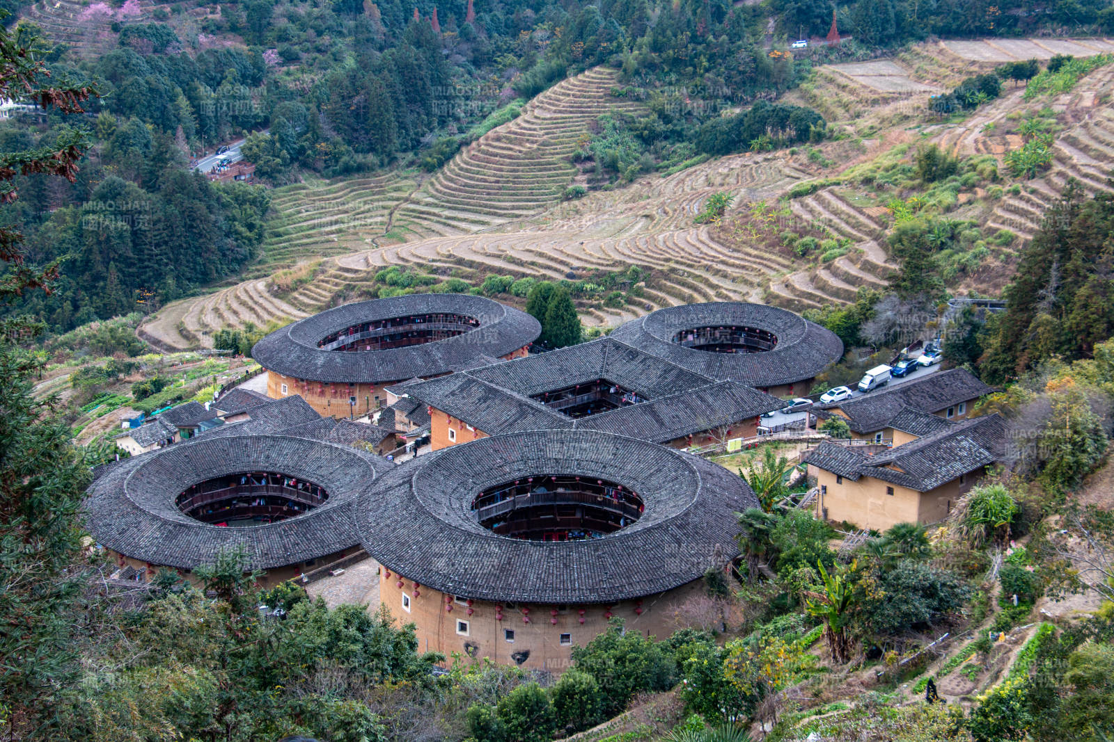 福建田螺坑土楼群山间美景图片