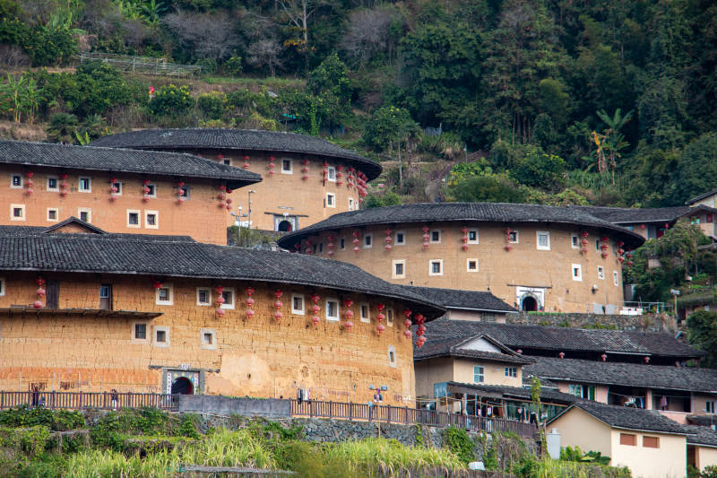 福建田螺坑土楼群落山间景图片