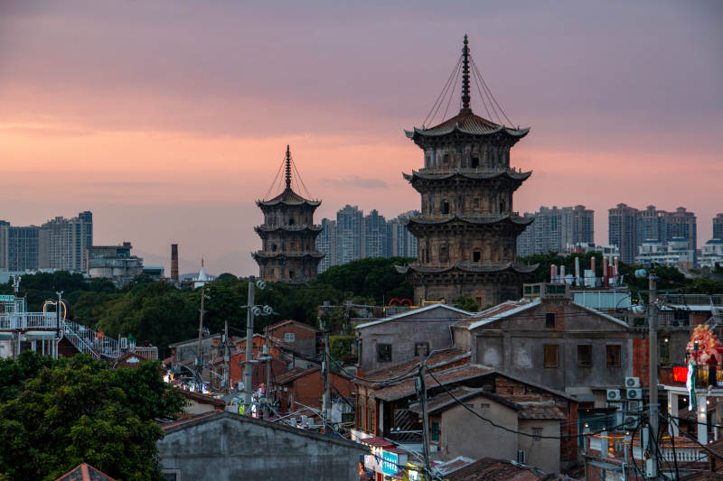 泉州开元寺古塔映霞光图片