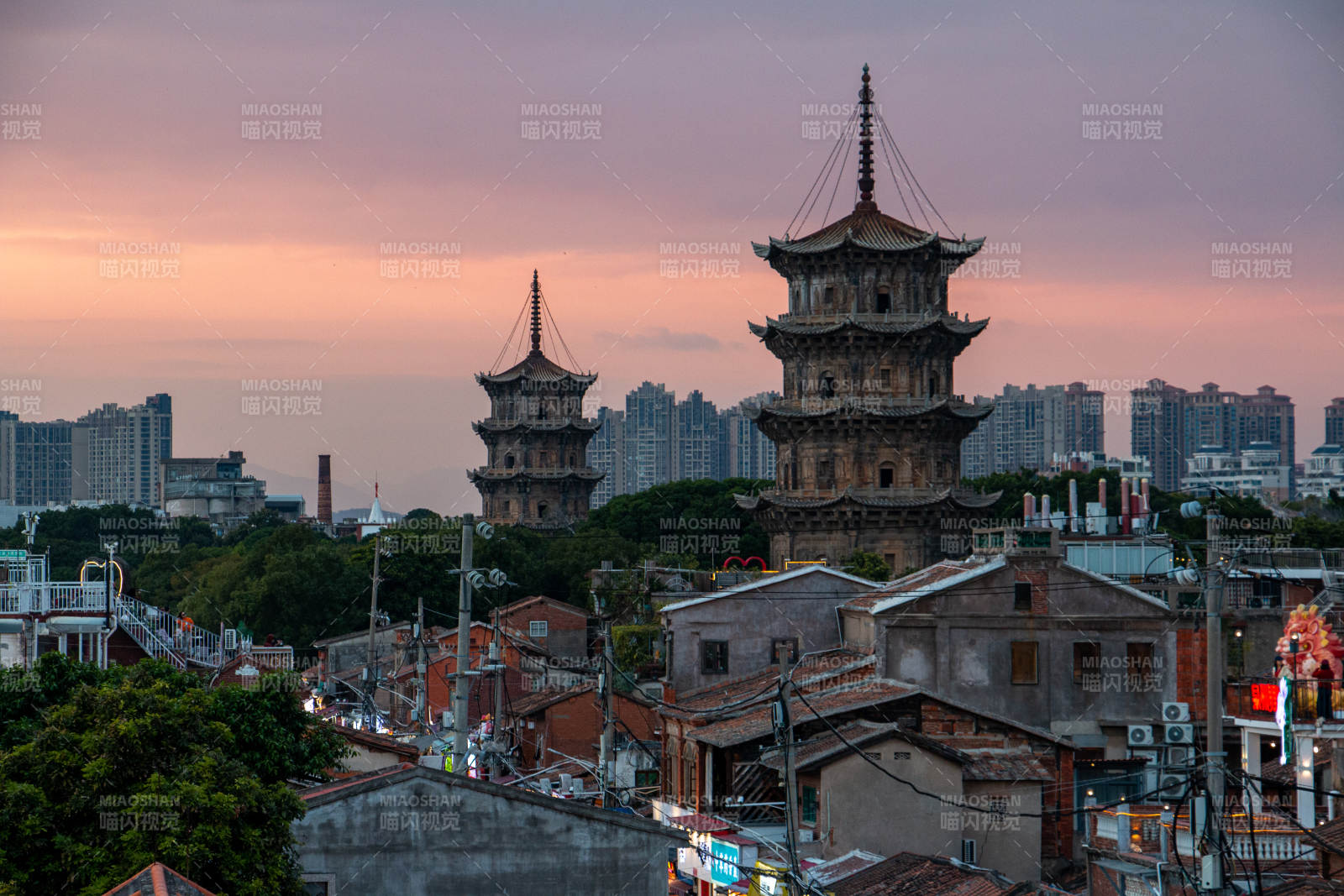 泉州开元寺古塔映霞光图片