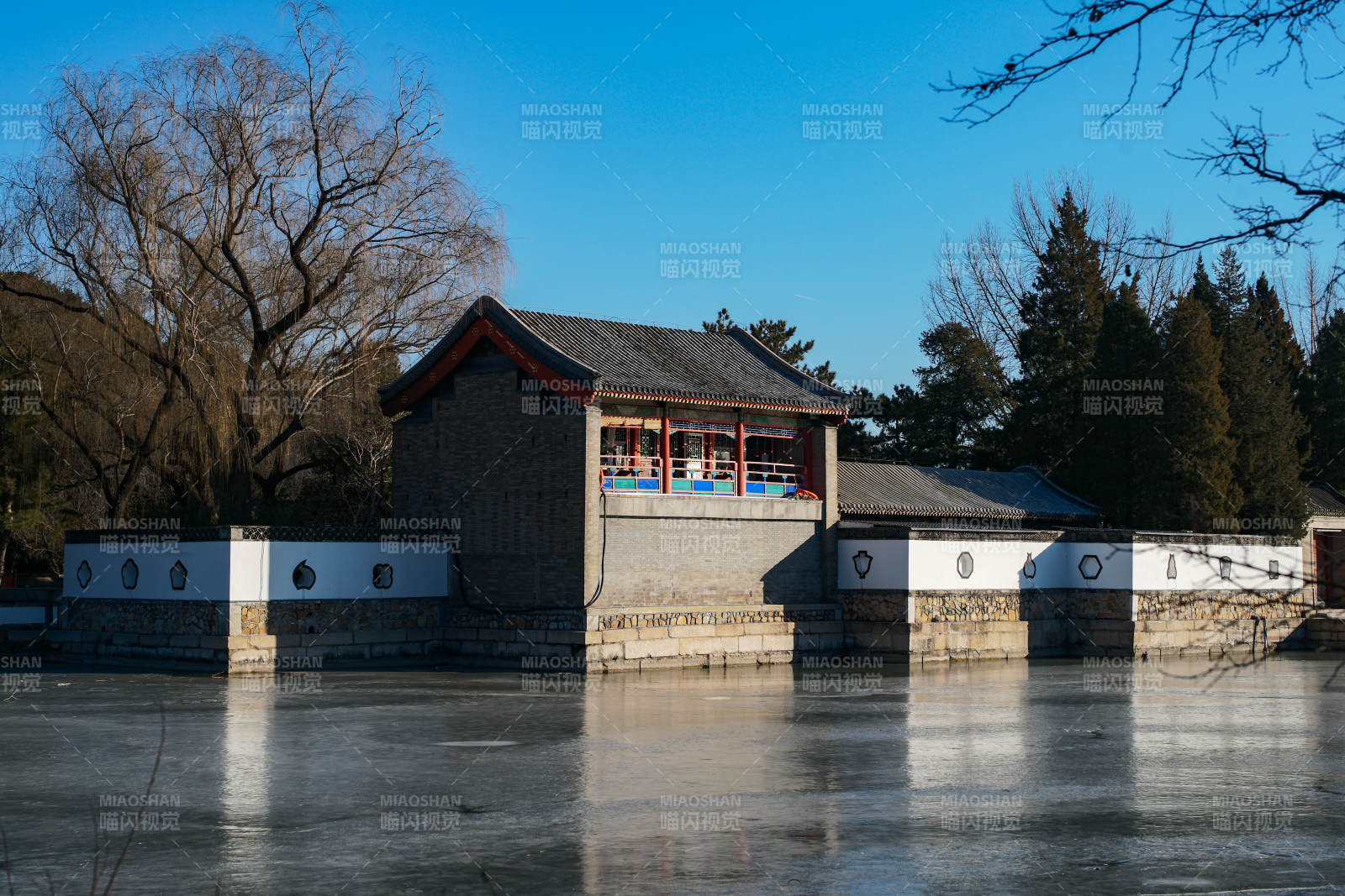 颐和园湖畔古亭静谧景图片