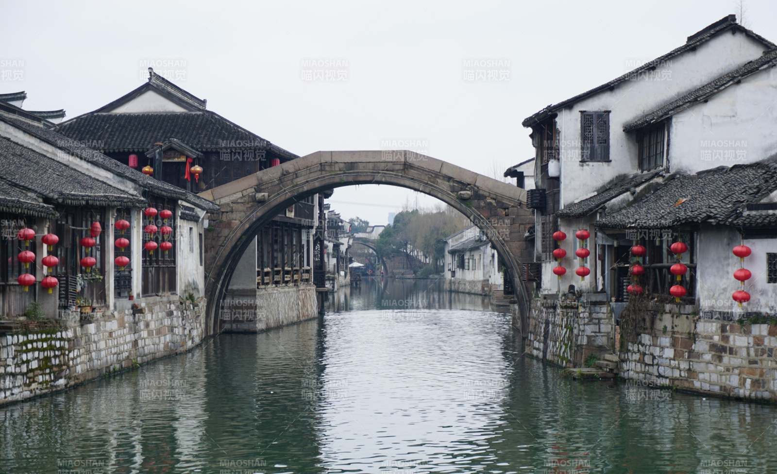 古桥水乡红灯映图片