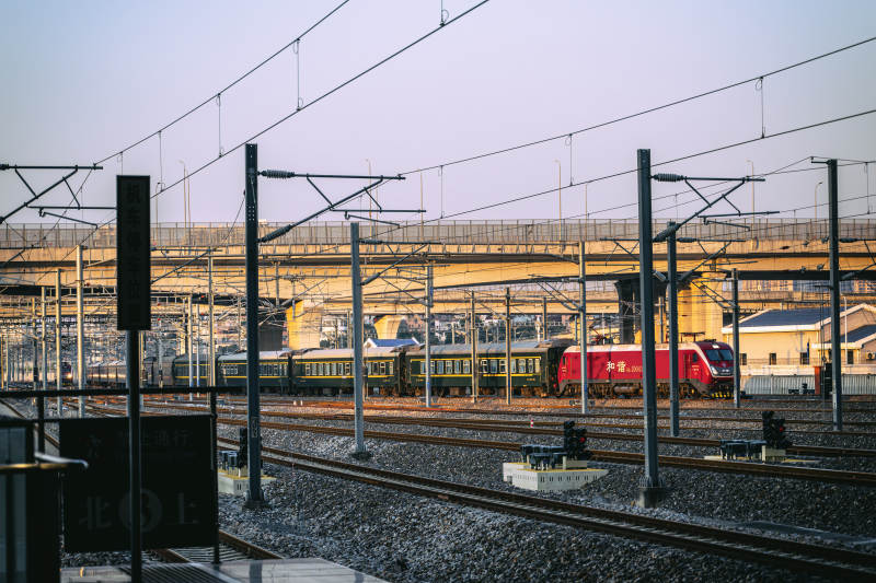 火车站台列车停靠图片